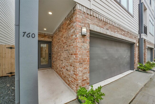 Building Photo - 760 W Donovan St