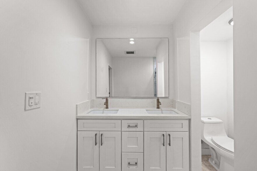 Building Photo - 2021 California Ave