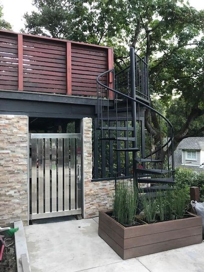 Building Photo - 18 S Trail
