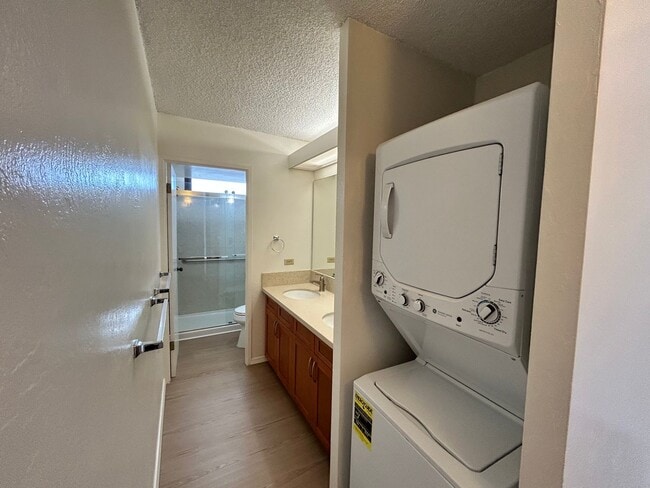 Building Photo - 2-bedroom - Pearlridge Convenience