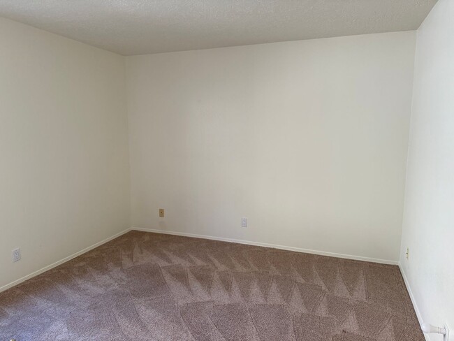 Building Photo - Desirable 3 Bed 2 Bath 2 Car Garage
