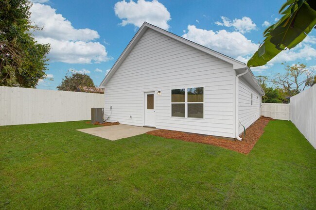 Building Photo - 2304 Delano St