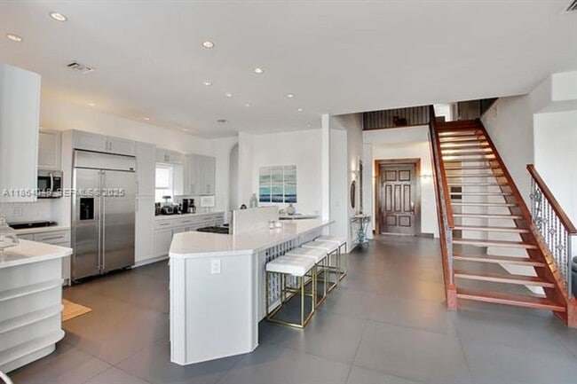 Building Photo - 257 N Coconut Ln