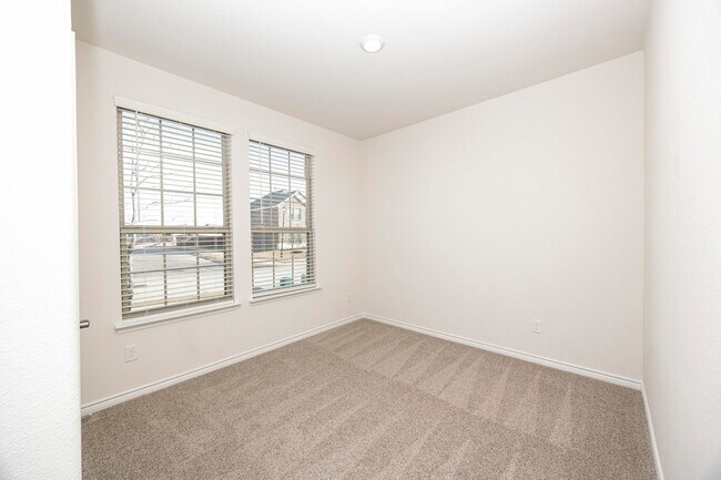 Building Photo - 1001 Marigold St