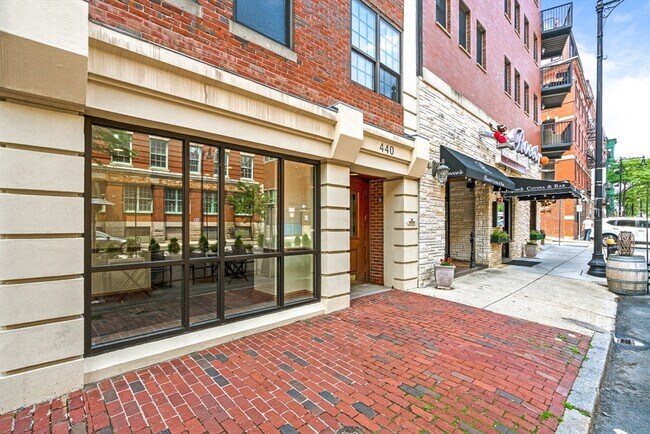 Building Photo - 440 Commercial St