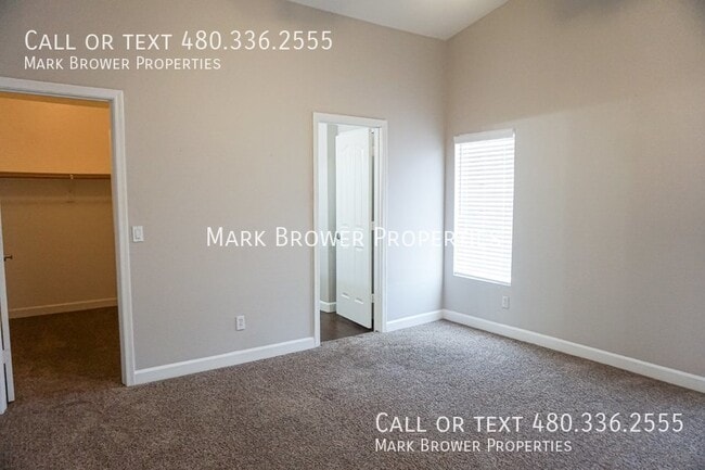 Building Photo - 1136 E Christopher St