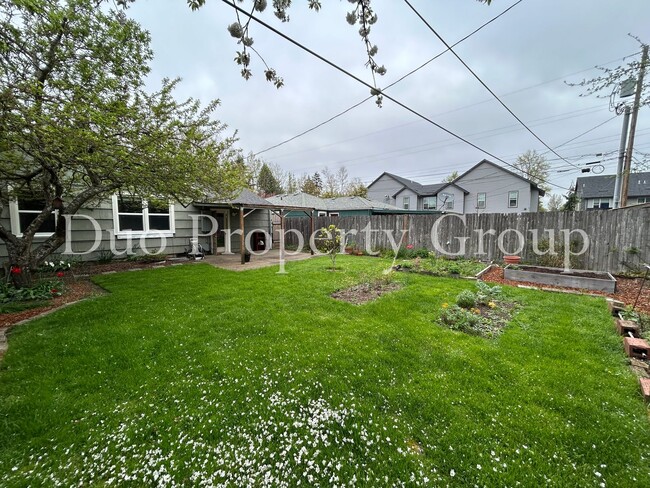 Building Photo - Charming West Eugene Home with Large Yard