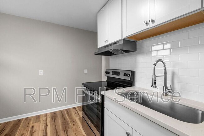 Building Photo - 895a W Sharpe Ave
