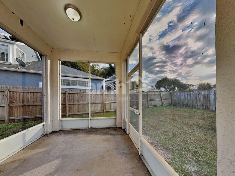 Building Photo - 2462 St Johns Ln