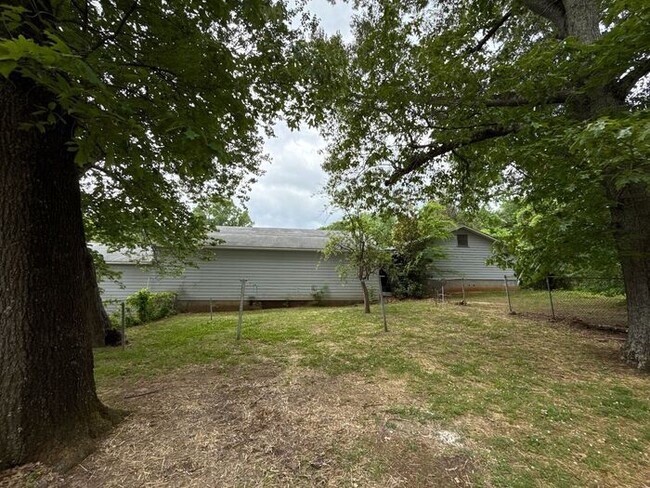 Building Photo - T.R. Lawing Realty Property