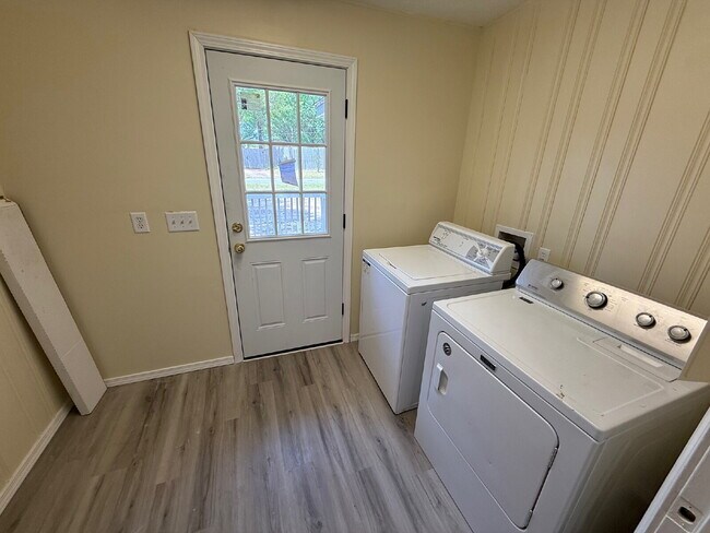 Building Photo - Nice 5 bedroom , 3 bath home located in Mobile.  $75 per applicant