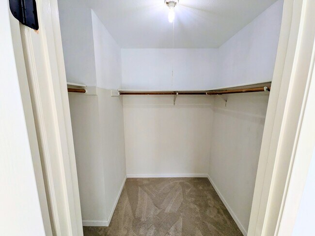 Building Photo - 2709 Oak Rd