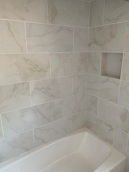 Shower Right - 2476 N 68th St