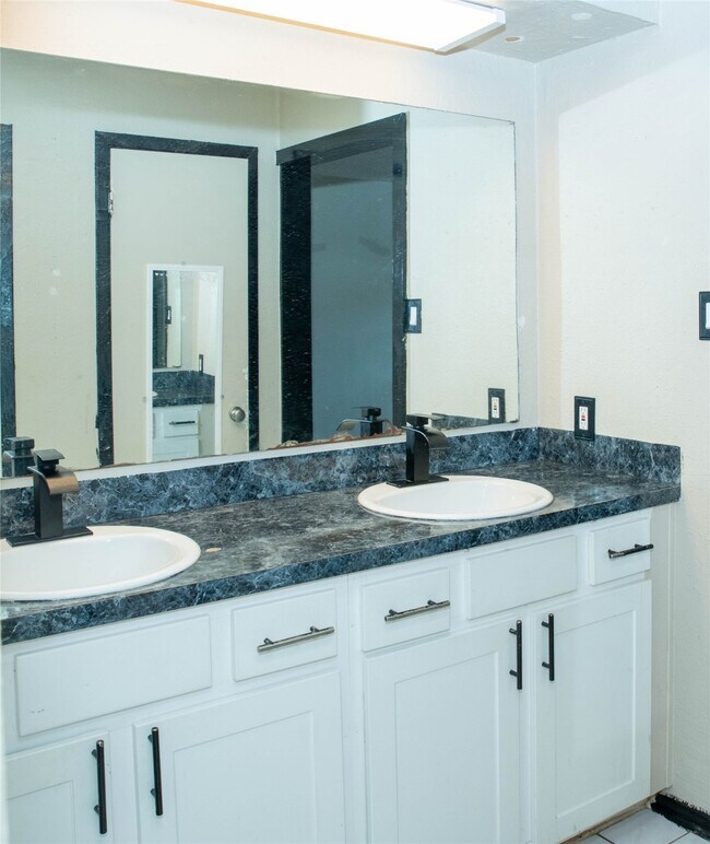 Building Photo - 6411 S Briar Bayou Dr