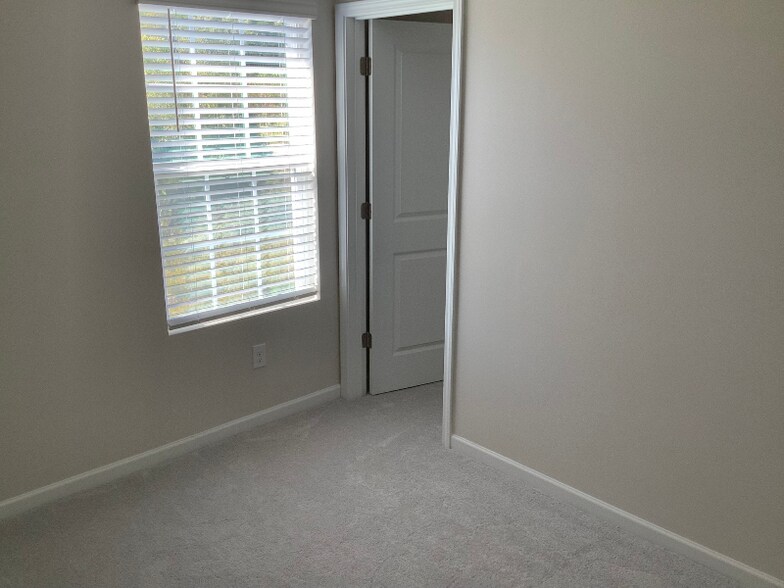 Building Photo - 136 Plumtree Ct