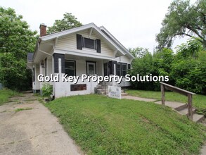 Building Photo - Spacious 3 BR 1 BA House with Dining Room and Fenced Backyard. (SECTION 8 APPROVED)