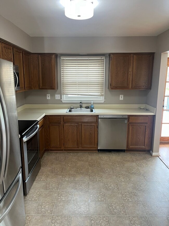 Building Photo - End of Group Townhome, with Finished Basement, in Abingdon