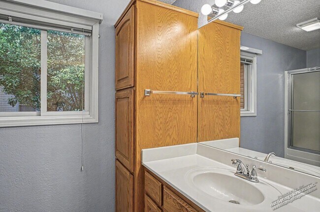 Building Photo - Spacious 3-Bedroom Home for Long-Term Lease in Hot Springs Village
