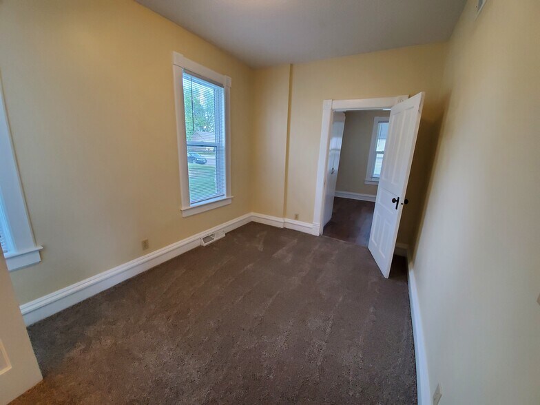Building Photo - 108 3rd St W