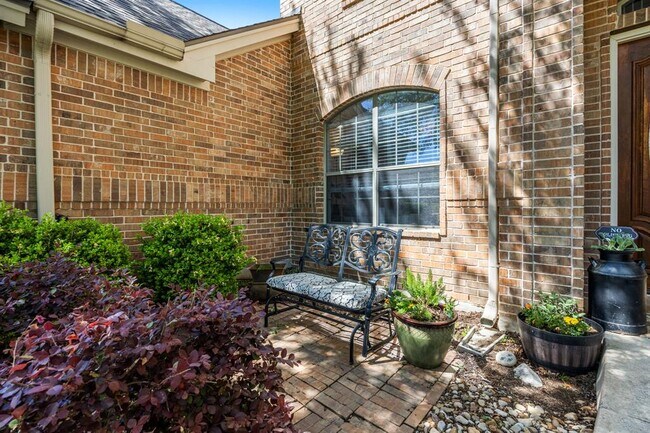 Building Photo - 128 Las Colinas Dr