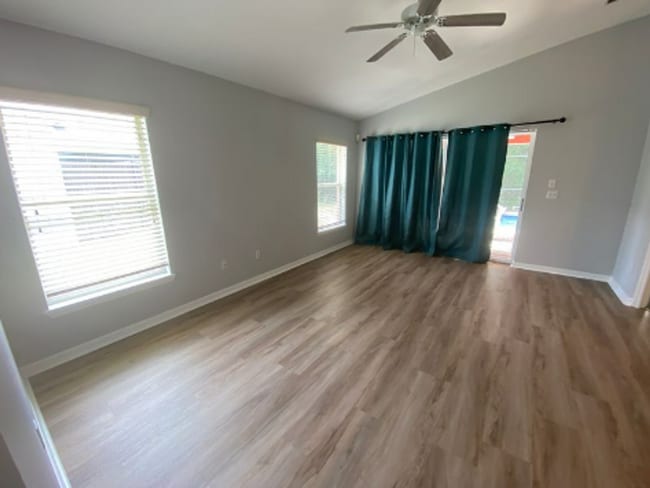 Building Photo - 4 Bedroom 3 Bath home in Sandy Ridge subdivision, in Davenport for RENT!