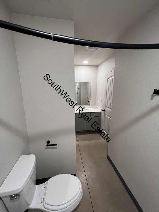 Building Photo - Spacious 2 bedroom 2 Bath apartment