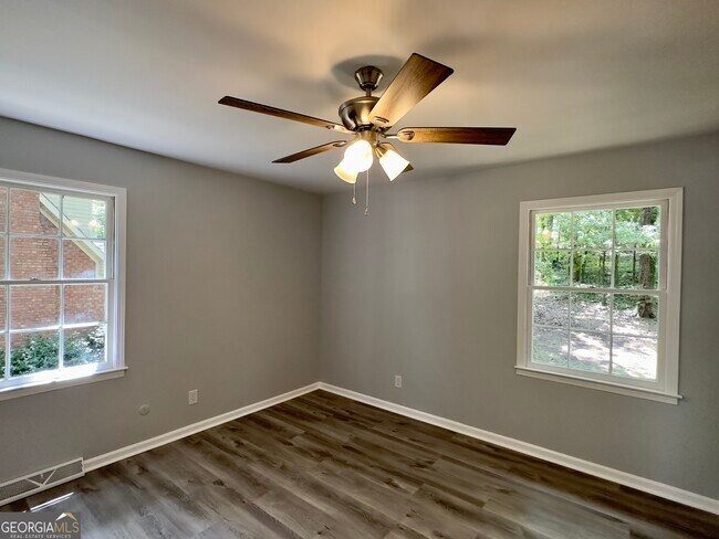 Building Photo - 6 Westlyn Dr