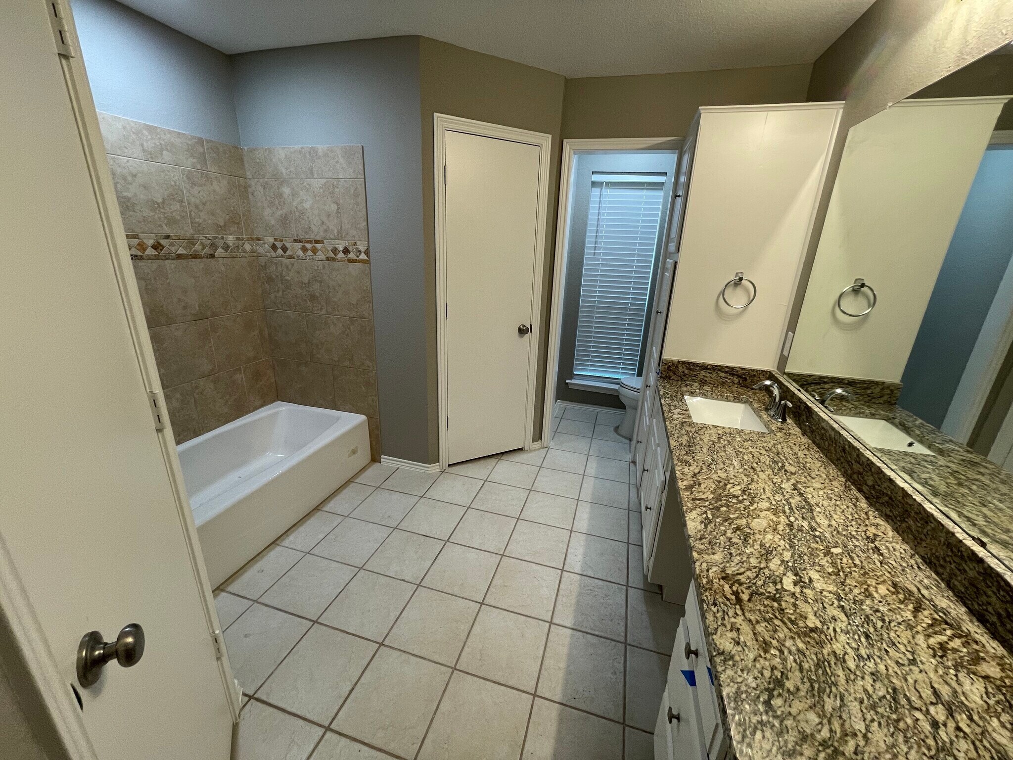 Building Photo - 807 Rush Creek Dr