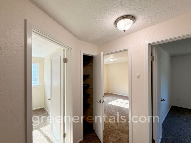 Building Photo - 3BD/1.5BA in Desired West Olympia Location