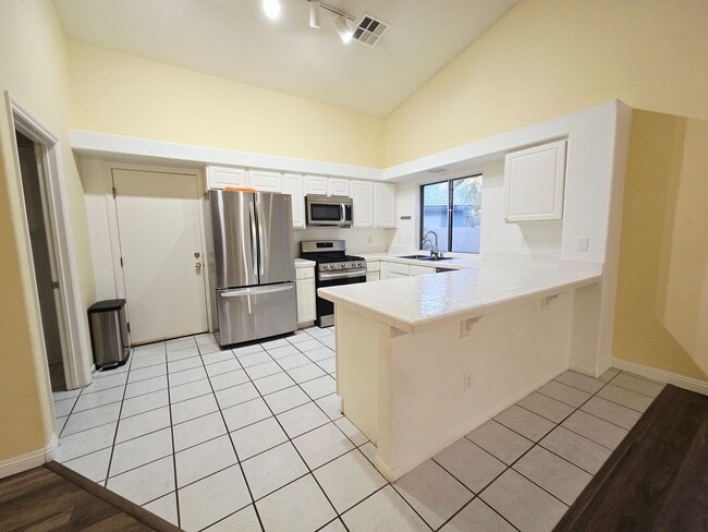 Building Photo - BEAUTIFUL 3BD/2BA WITH MANY UPGRADES!