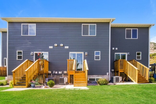 Building Photo - Spacious 3 Bed, 2.5 Bath Pet-Friendly Home with Central Air & Carport Parking! - Available NOW!