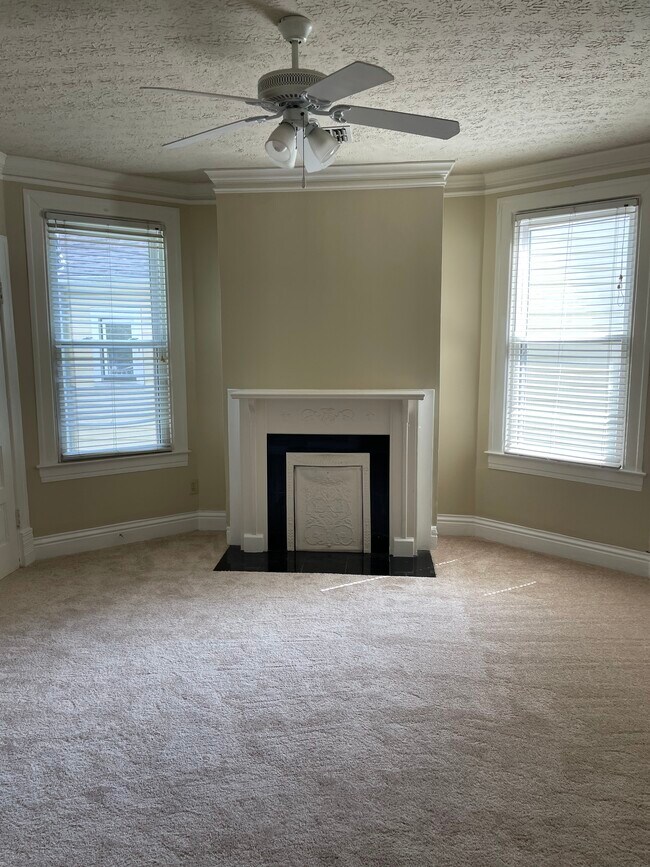 Living room - 105 Crescent Ct