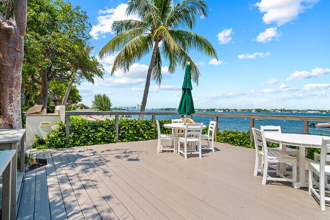 Building Photo - 5600 N Flagler Dr