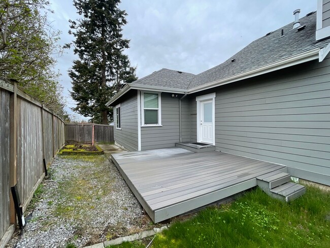 Building Photo - AVAILABLE NOW:  Spacious 4 bdrm, 3 bath ho...