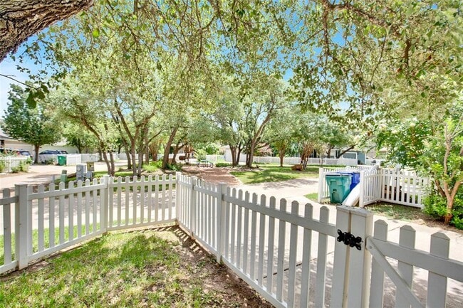 Building Photo - 210 Lollipop Ln