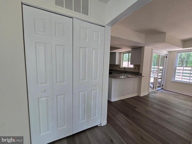 Building Photo - 1417 S Farmview Dr