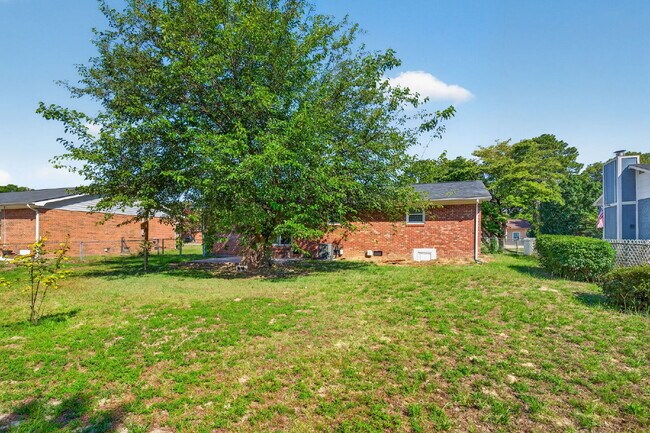Building Photo - "Charming 3-Bed Home with Gleaming Hardwood Floors in Hope Mills!"