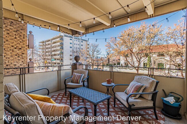 Building Photo - 2 br, 1 bath House - 700 N Washington St #207