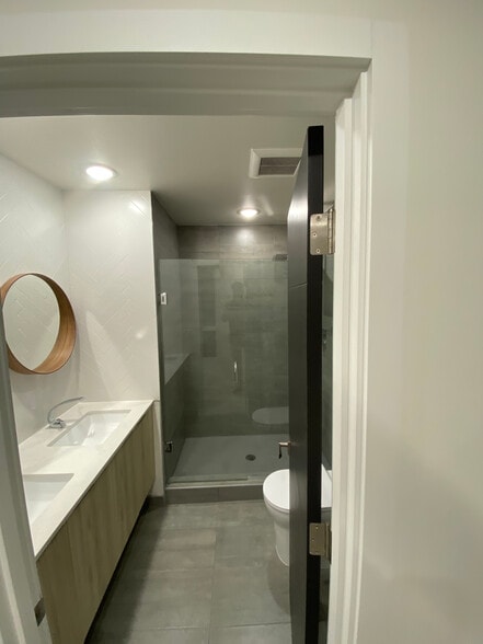 Master bathroom - 2609 S Judkins St