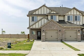 Building Photo - WELCOMING 3 BEDROOM 2.5 BATHROOM IN LAVON ...