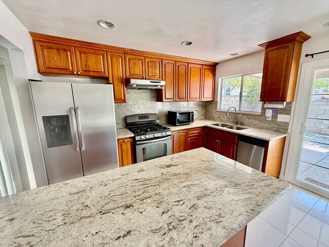Building Photo - 3466 Siskiyou Cir