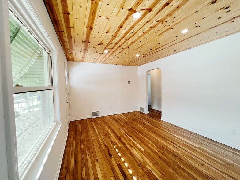 Building Photo - 4530 Wood Ave