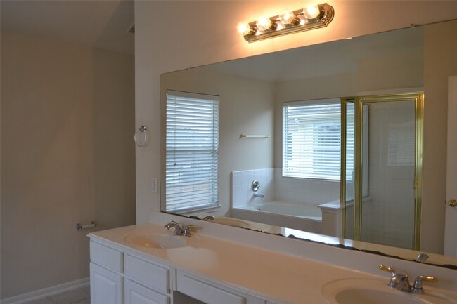 Building Photo - 5515 Gatesprings Ln