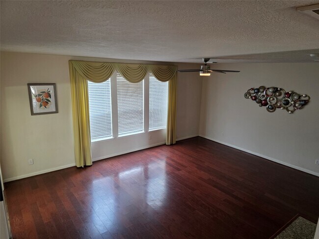 Building Photo - 2715 Riverhollow Ln