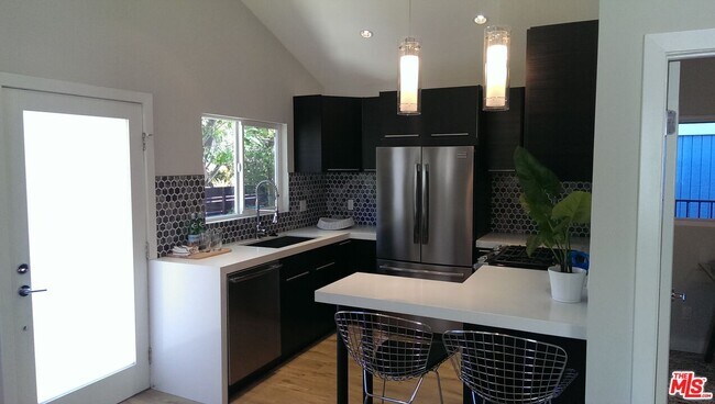 Building Photo - 559 Vernon Ave