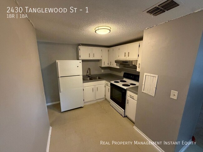 Building Photo - 2430 Tanglewood St