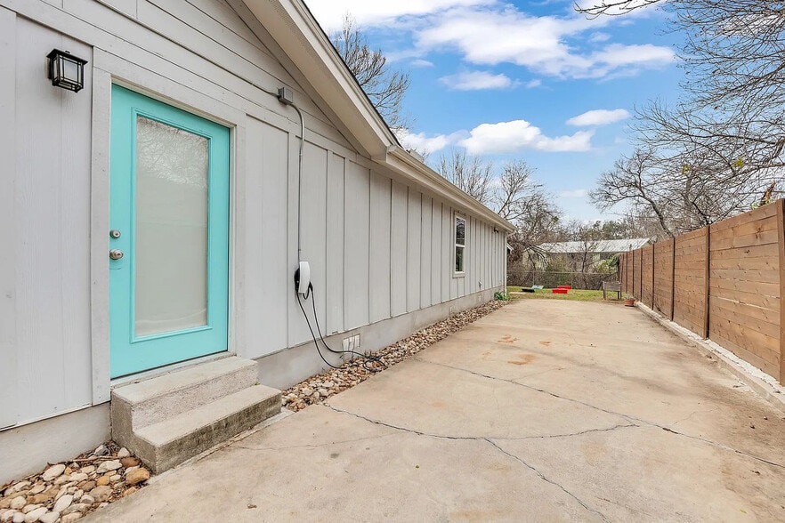 Building Photo - 4607 Sara Dr