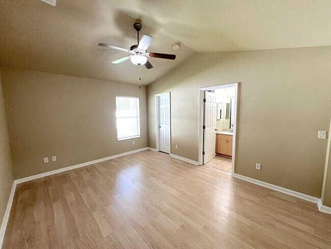 Building Photo - Huge 4 Bed 3 Bath 2 Car Townhome w FENCED YARD  for Rent!