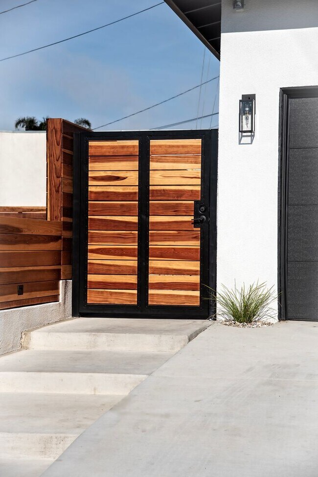 Building Photo - Live Oak 31-35