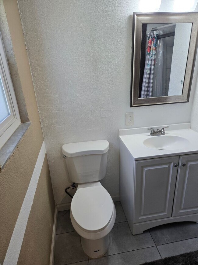 Building Photo - Beautifully Updated 3 Bed, 2 Bath House